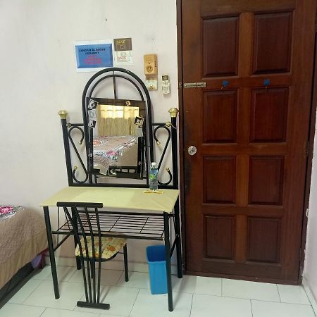 Homestay Roomstay Muar Srizahrani Exterior photo